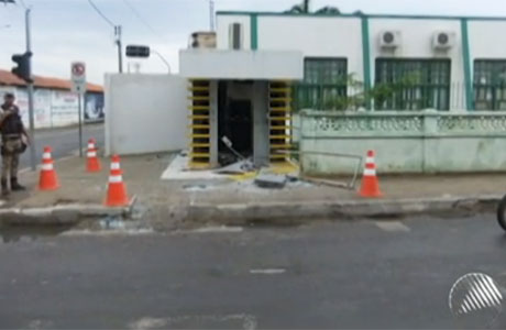 QUADRILHA EXPLODE CAIXA EM BOM JESUS DA LAPA