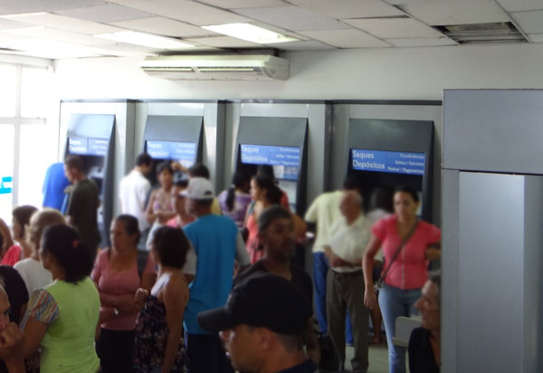 Bolsonaro sanciona lei que aumenta limite do saque imediato do FGTS