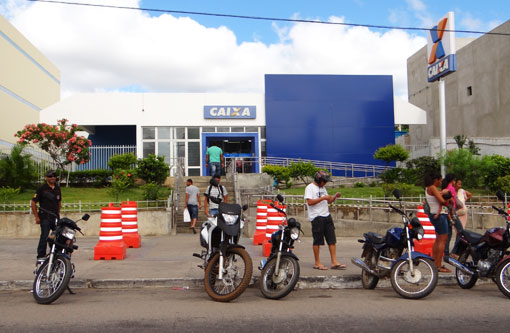 Brumado: Superintendência de Trânsito proibe estacionamento de motos na calçada da Caixa
