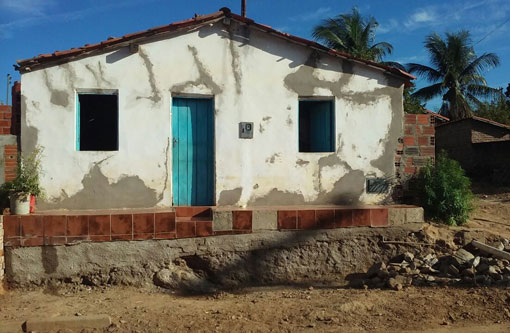 Brumado: idoso questiona fato da prefeitura ter destruído sua calçada com promessa de calçamento da rua e obra não ter iniciado