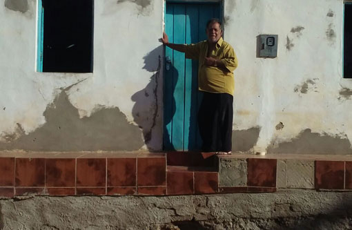 Brumado: idoso questiona fato da prefeitura ter destruído sua calçada com promessa de calçamento da rua e obra não ter iniciado