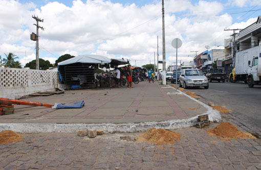 Brumado: Barraqueiros são retirados da calçada do Derba para construção de vagas de estacionamento