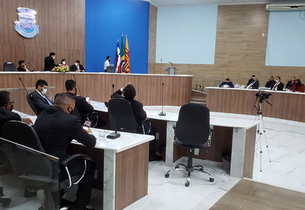Vereadores, prefeito e vice-prefeito tomam posse na Câmara de Brumado