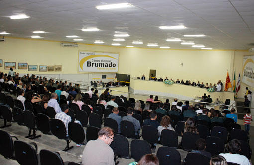 Personalidades receberam títulos de Cidadão Brumadense na Câmara de Vereadores