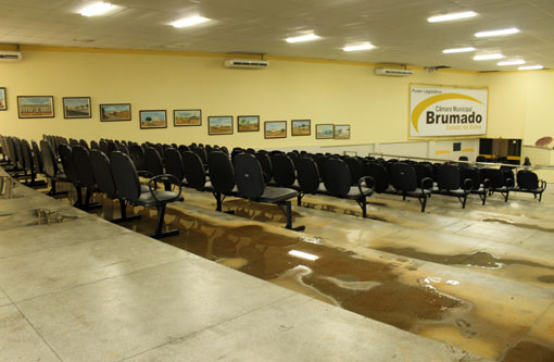 Águas das chuvas invadem Câmara de Vereadores mais uma vez 