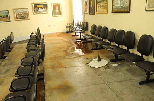 Águas das chuvas invadem Câmara de Vereadores mais uma vez 