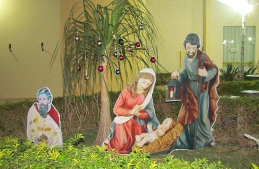 Decoração natalina da Câmara de Vereadores de Brumado é realizada com materiais recicláveis 