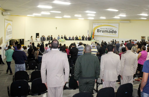 Em sessão solene, Câmara de Vereadores entrega títulos de Cidadão Brumadense