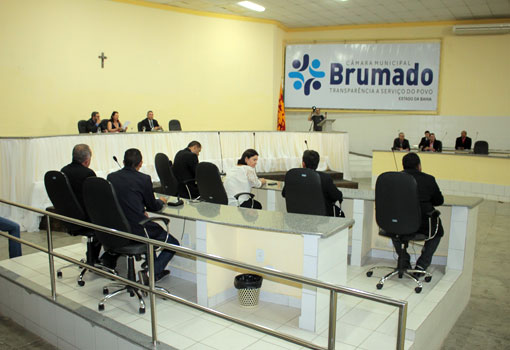 Brumado: legislativo normatiza traje a ser usado pelos parlamentares nas sessões