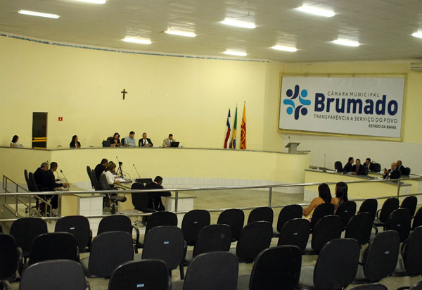 Brumado: Vereadores derrubam veto do prefeito e aprovam reajuste de salário dos servidores 