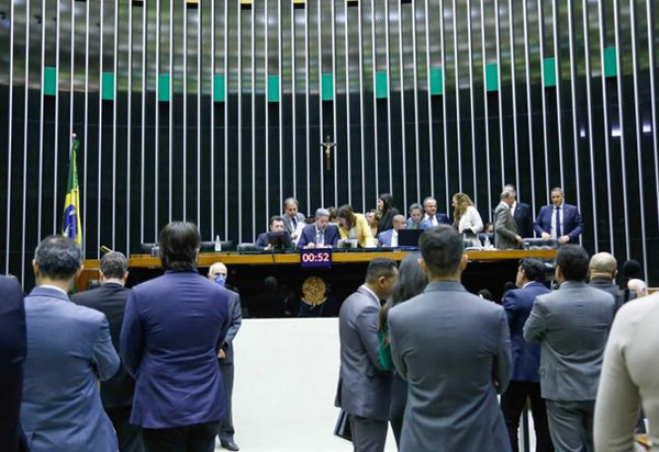 Câmara dos Deputados aprova urgência para projeto que regulamenta pesquisas eleitorais