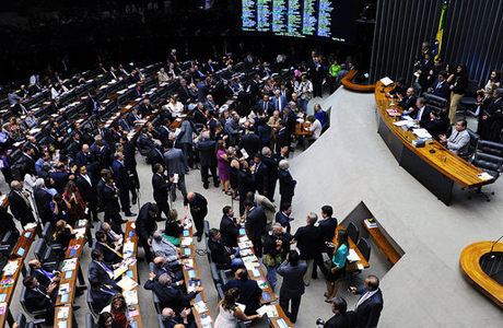 Câmara aprova uso de royalties para a saúde e educação