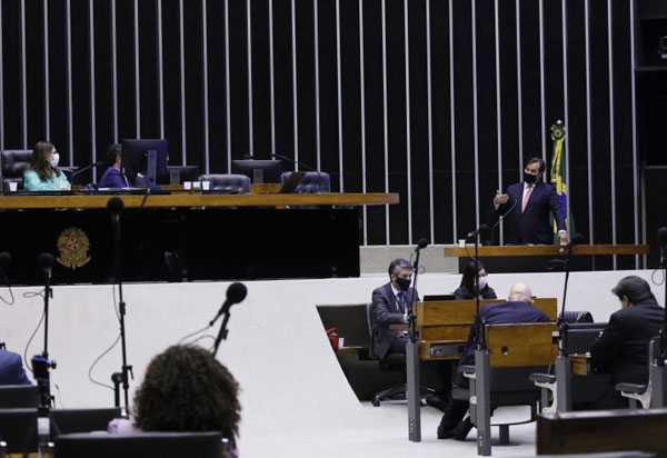 Deputados decidem manter proibição a reajuste de servidores públicos que atuam no combate à Covid-19