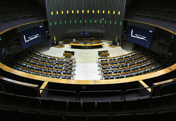 Mais de 8 mil candidatos concorrem a uma vaga na Câmara dos Deputados