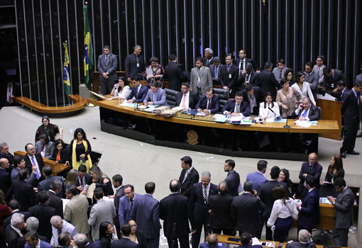 Impasse sobre votação fatiada adia votação de PEC da reforma política