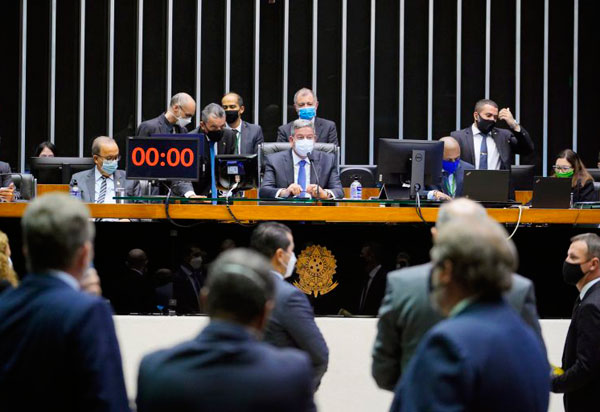 Câmara aprova projeto que revoga Lei de Segurança Nacional; texto vai ao Senado