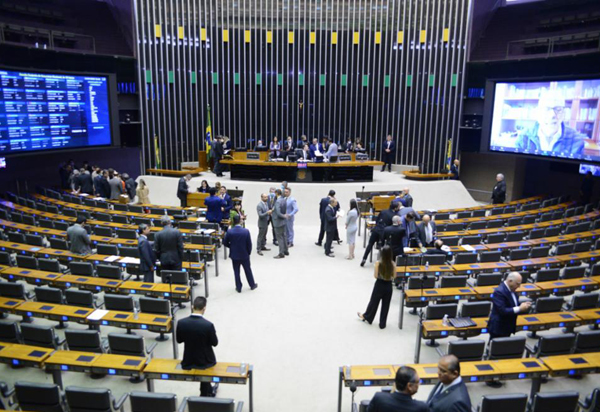 Deputados aprovam em 1º turno texto-base da PEC do Estado de Emergência