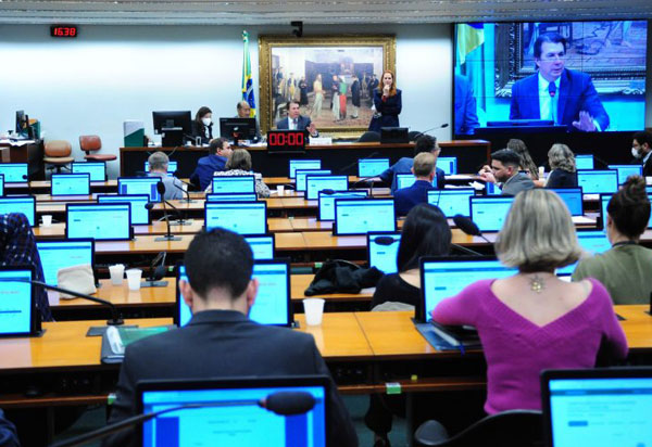 Votação de proposta que permite cobrança de mensalidade em universidades públicas é adiada na CCJ