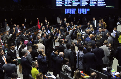 Plenário da Câmara volta atrás e derruba mandatos de cinco anos