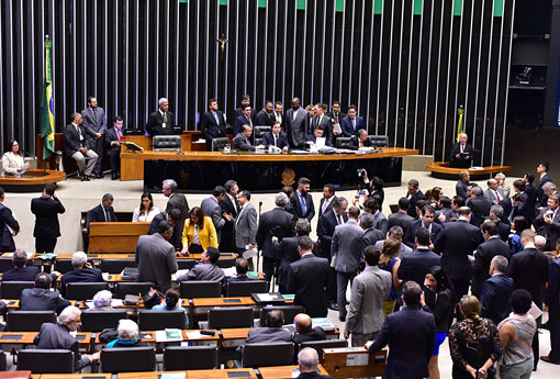 Câmara rejeita cobrança de pós-graduação por universidade pública