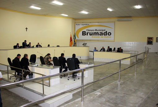 Brumado: durante sessão, vereadores votam importantes projetos e condenam corte de árvores na Praça Heráclito Cardoso