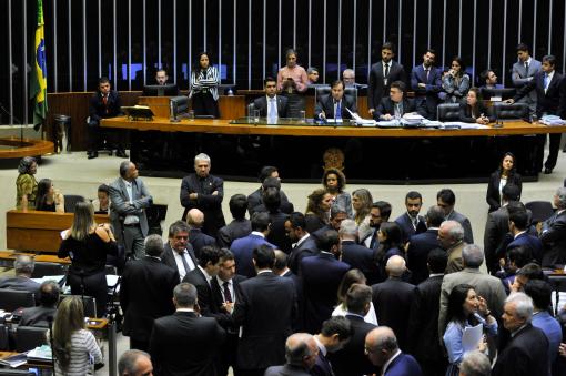 Câmara dos Deputados aprova regras para aplicativos de transporte; licença e placa vermelha não serão necessárias