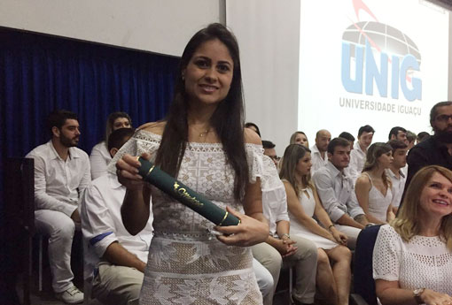 Familiares parabenizam brumadense Camila Matos pela formatura em Medicina 