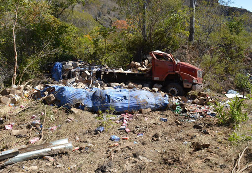 Caminhão carregado com produtos de limpeza tombou na Serra das Almas entre municípios de Livramento e Rio de Contas