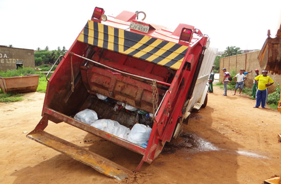 Brumado: Caminhão de lixo fica atolado