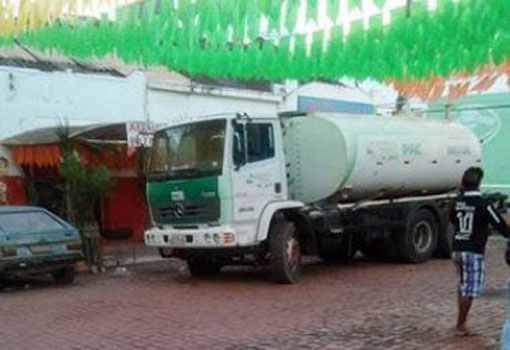 Barra da Estiva: em ataque a oposição, prefeito supostamente manda estacionar caminhão do PAC em frente a bar