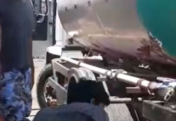 Barra da Estiva: em meio a crise hídrica, motorista usa carro pipa da prefeitura para abastecimento próprio