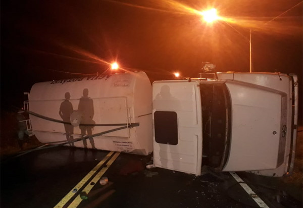 Dom Basílio: caminhão da Operação Pipa tombou na BA-424