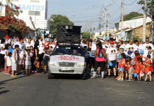 Centro Educacional Monteiro Lobato comemorou Dia dos Pais com caminhada