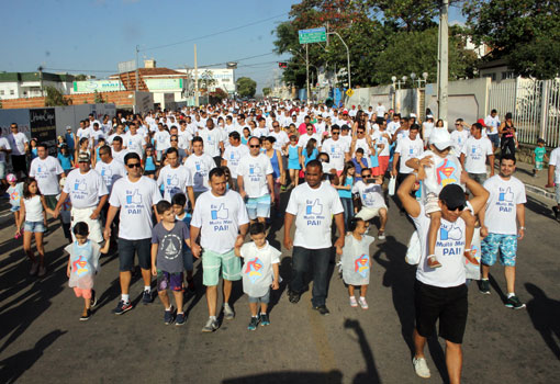 Dia dos pais foi celebrado com caminhada promovida pelo Centro Educacional Monteiro Lobato