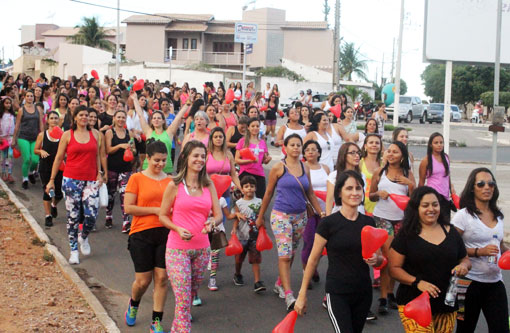 Centro Educacional Monteiro Lobato promoveu a 'Caminhada Fitness' em homenagem as Mães