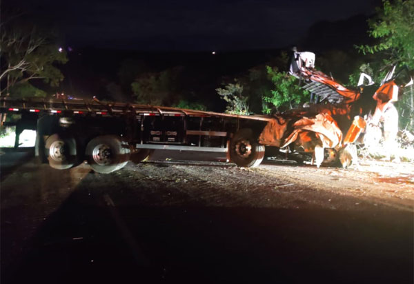 Homem morre após caminhão carregado com batatas colidir contra barranco na BA-142