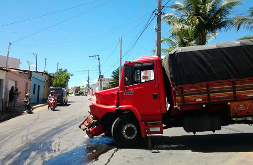 Brumado: Acidente envolve caminhões no Bairro Olhos D'água