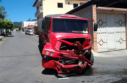 Brumado: Acidente envolve caminhões no Bairro Olhos D'água