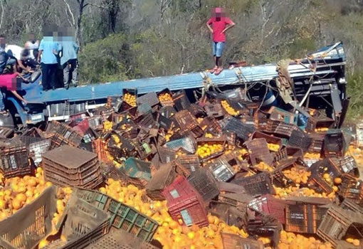 Caminhão carregado com tangerinas tombou na BR-030, sentido Brumado