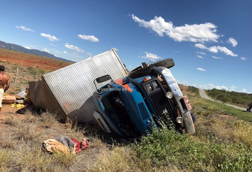 Dom Basílio: Caminhão tombou em trecho da BA-148