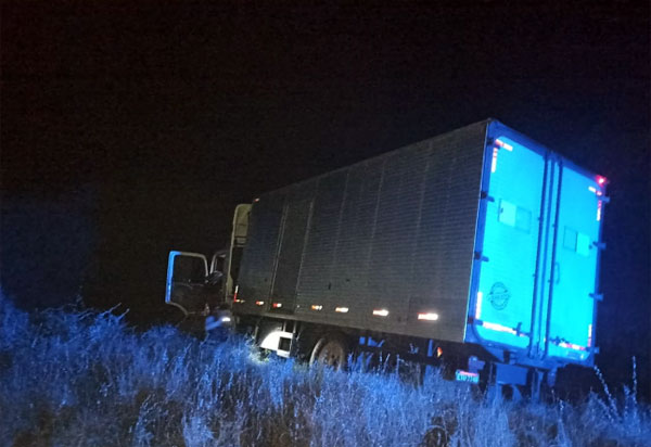 Dom Basílio: Caminhão cai em ribanceira na BA-148