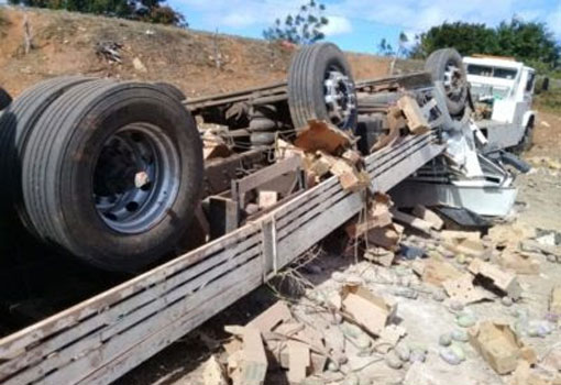 Caminhão carregado com manga caiu em uma ribanceira na BR-030, em Ibitira