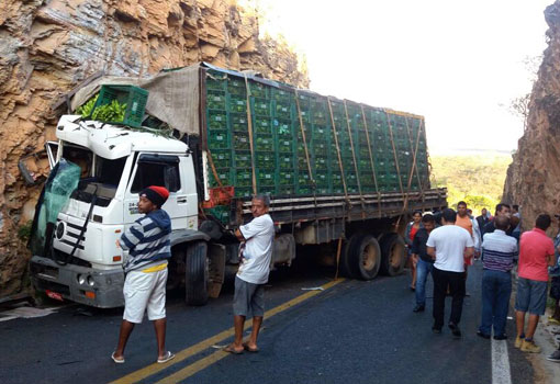 Caminhão e ônibus se envolvem em acidente na BR-430