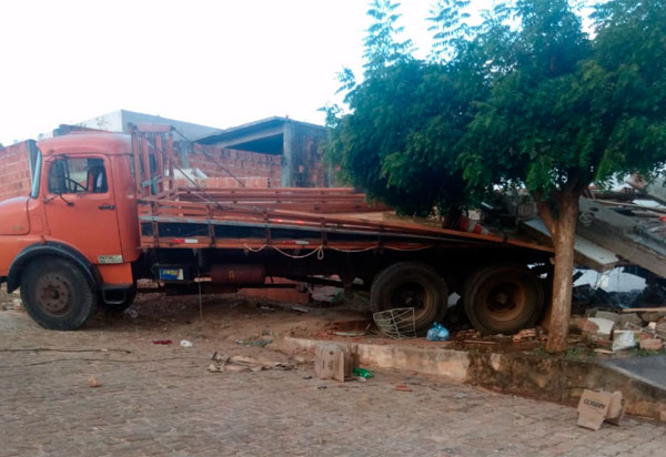 Brumado: Caminhão desgovernado atinge muro de casa no bairro Olhos D'água