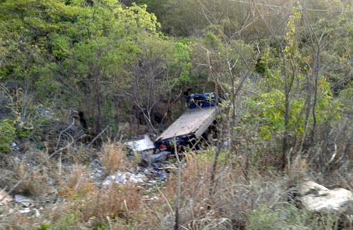 BA-148: Caminhão tomba na Serra das Almas no trecho entre Livramento e Rio de Contas