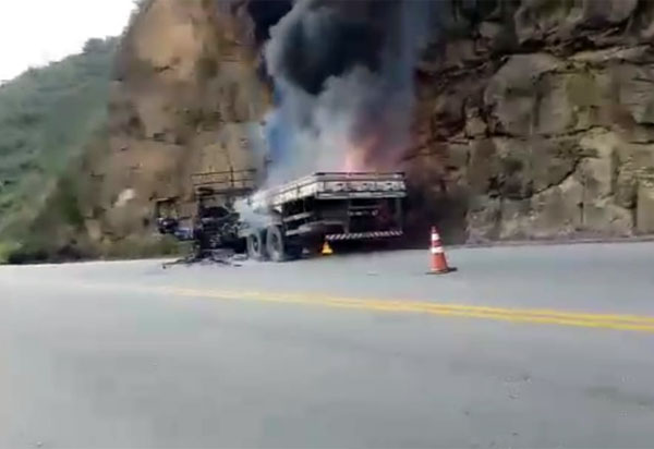 Ao perceber falha nos freios, motorista joga caminhão contra paredão de pedras na Serra do Marçal, em Vitória da Conquista