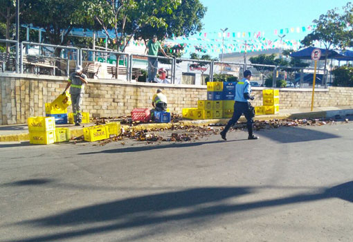 Brumado: parte da carga de cerveja de caminhão cai durante tentativa de fazer curva no centro da cidade