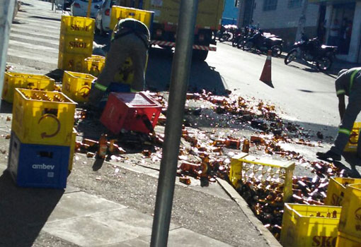 Brumado: parte da carga de cerveja de caminhão cai durante tentativa de fazer curva no centro da cidade
