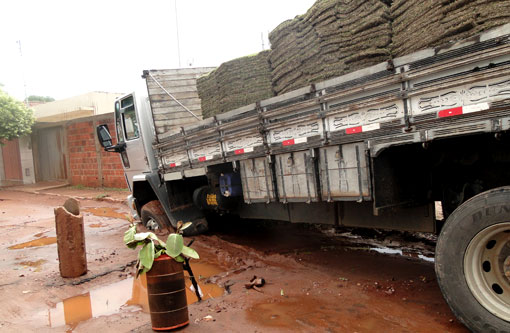 Brumado: Caminhão fica com pneu preso em buraco na rua