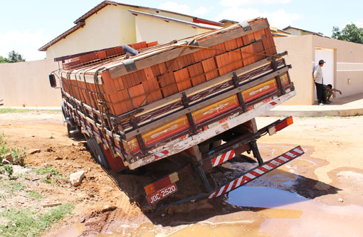 Brumado: Caminhão fica atolado no Bairro Olhos D'água